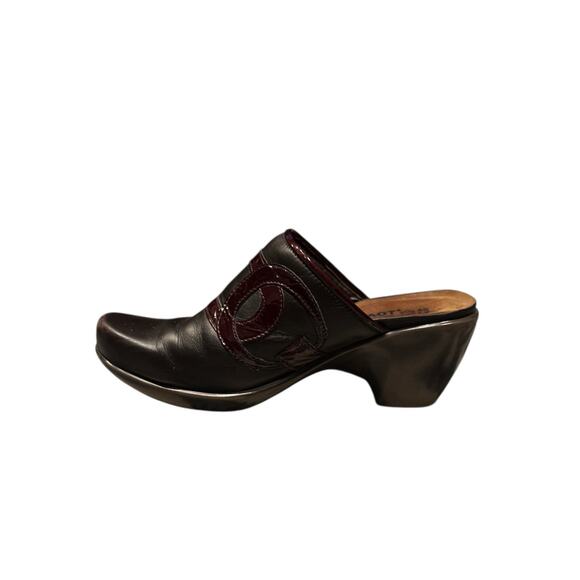 Naot slip on clogs brown with patent leather design. Women’s size 40 US 9 - Picture 3 of 7